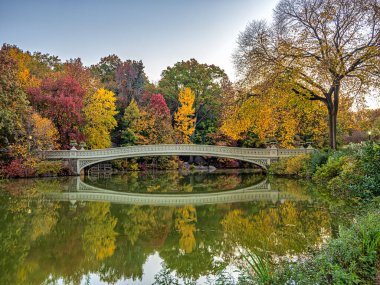 Pruva köprüsü, Central Park, New York, sonbaharın sonlarında sabahın erken saatleri