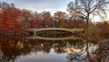 Bow Köprüsü, Central Park, New York Sonbaharın sonlarında sabahın erken saatlerinde