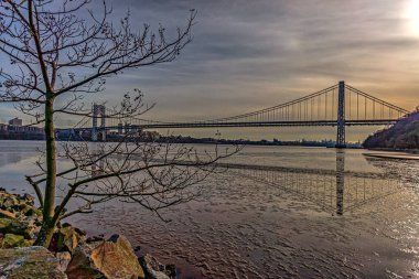 George Washington Köprüsü, Hudson Nehri boyunca uzanan ve Fort Lee 'yi Bergen County, New Jersey' e bağlayan çift katlı asma köprü.,