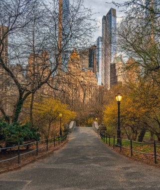 Baharın başında Central Park 'taki Gapstow Köprüsü
