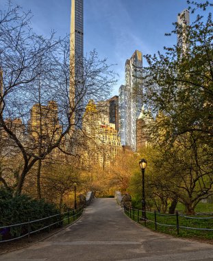 Baharın başında Central Park 'taki Gapstow Köprüsü
