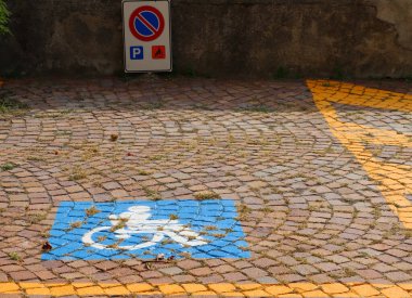 street view on city center, road traffic in the park