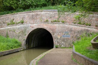 NORTHAMPTONSHIRE, İngiltere - 25 Mayıs 2022. Büyük Birlik Kanalı, Stoke Bruerne köyü yakınlarındaki Blisworth Tüneli 'nden geçiyor.