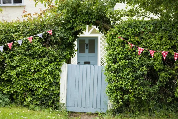 Buckinghamshire June 2022 带有蓝色花园门 前门和篱笆的房子外部 — 图库照片