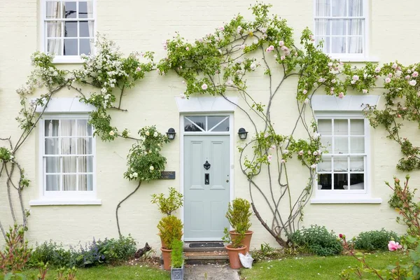Buckinghamshire June 2022 英国本土外部 英国的房子 前门是绿色的 窗户是木制的 四周爬满了玫瑰 — 图库照片