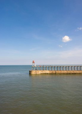 Whitby, İngiltere - 21 Eylül 2022. Kuzey Denizi ve mavi gökyüzü ile Whitby liman duvarı