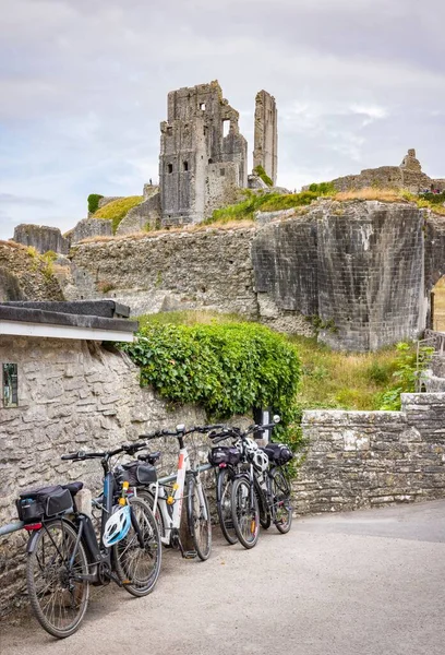 2022年7月6日 イギリス ドーセット コーフ城の遺跡 ドーセット 英国の外に駐車ツーリングバイク サイクルツアーでイギリスを探索する写真 — ストック写真