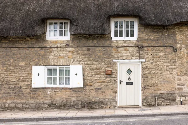 Dorset Großbritannien Juli 2022 Vorderseite Eines Strohgedeckten Häuschens Einer Straße — Stockfoto