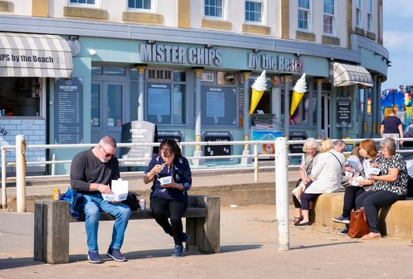 Whitby Ηνωμένο Βασίλειο Σεπτεμβρίου 2022 Άνθρωποι Που Κάθονται Τρώγοντας Ψάρια — Φωτογραφία Αρχείου