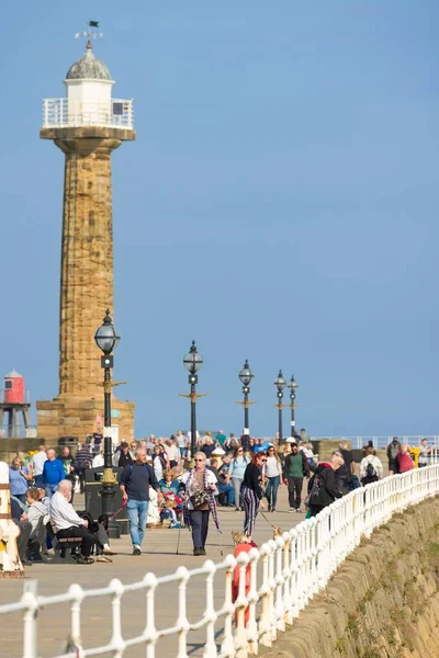 Whitby Großbritannien September 2022 Touristen Gehen Entlang Der Whitby Pier — Stockfoto
