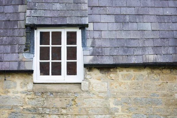 英国旧屋的细部 石墙和寝室窗户在石板屋顶上 — 图库照片