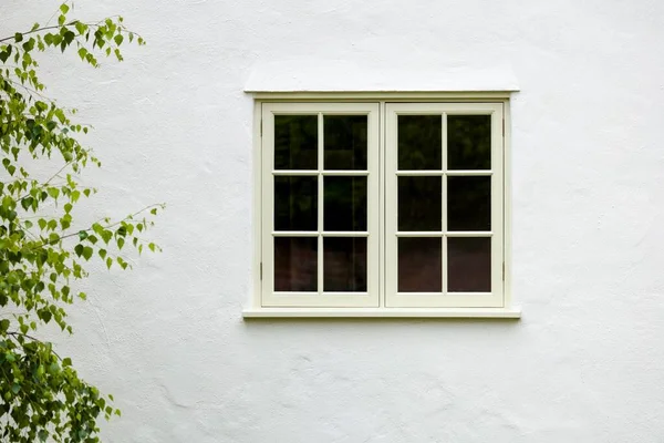 Dom Zewnątrz Drewnianą Osłoną Okna Białe Ściany Renderowania — Zdjęcie stockowe