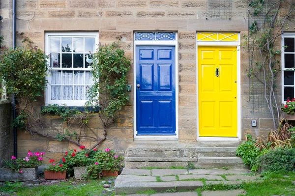 Μπλε Και Κίτρινες Χρωματισμένες Μπροστινές Πόρτες Σπίτια Πεζούλια Εξοχικές Κατοικίες — Φωτογραφία Αρχείου