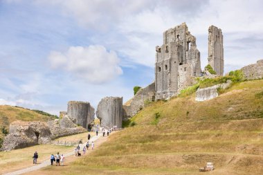 DORSET, İngiltere - Temmuz 06, 2022. Corfe Kalesi 'ni ziyaret eden turistler yaz boyunca harabe halinde, Dorset, İngiltere