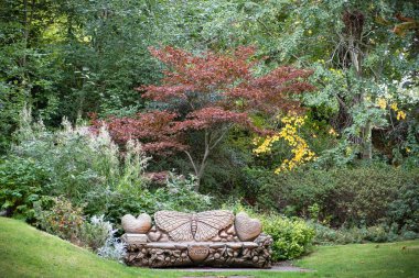 KNARESBOROUGH, İngiltere - 20 Eylül 2022. Bebra Gardens 'da ahşap bir bank, Knaresborough, Yorkshire, İngiltere' de peyzaj parkı.