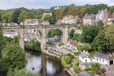 KNARESBOROUGH, İngiltere - 20 Eylül 2022. Kuzey Yorkshire, İngiltere 'de tarihi bir kasaba olan Knaresborough, Nidd nehri üzerindeki Knaresborough Viaduct.