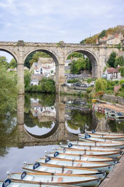 KNARESBOROUGH, İngiltere - 20 Eylül 2022. Knaresborough Viaduct, Knaresborough, Kuzey Yorkshire, İngiltere 'de kiralık sandallar.