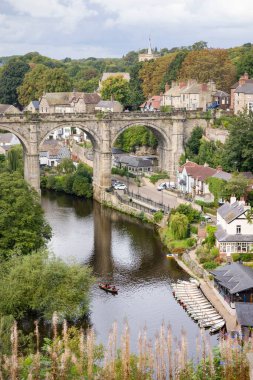 KNARESBOROUGH, İngiltere - 20 Eylül 2022. Kuzey Yorkshire, İngiltere 'de tarihi bir kasaba olan Knaresborough, Nidd nehri üzerindeki Knaresborough Viaduct.