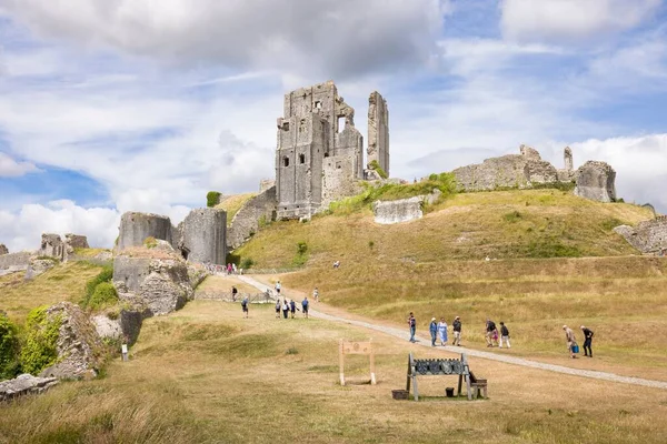 Dorset Juli 2022 Toeristen Bezoeken Corfe Castle Ruïnes Zomer Dorset — Stockfoto