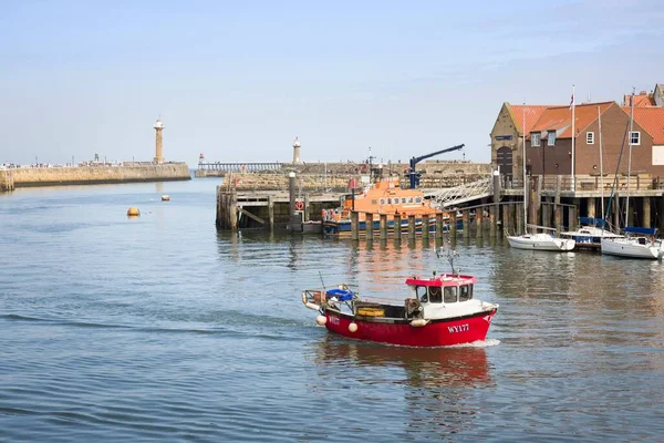 Whitby September 2022 Kleine Rode Vissersboot Whitby Harbour Aan Yorkshire — Stockfoto
