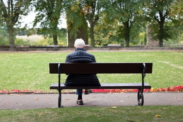 Knaresborough Września 2022 Starszy Mężczyzna Siwymi Włosami Siedzący Samotnie Ławce — Zdjęcie stockowe