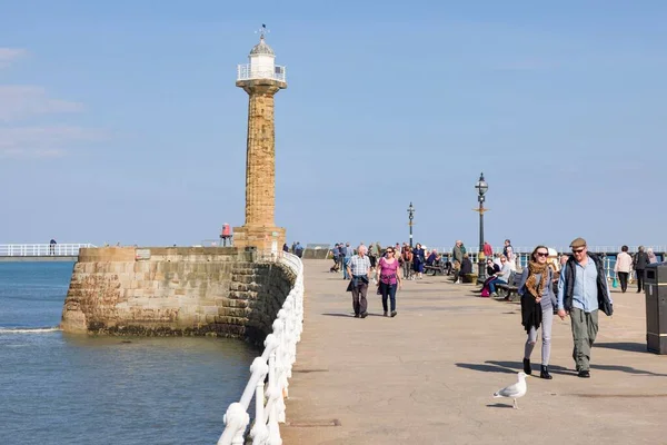 Whitby Ngiltere Eylül 2022 Turistler Arka Planda Bir Deniz Feneri — Stok fotoğraf