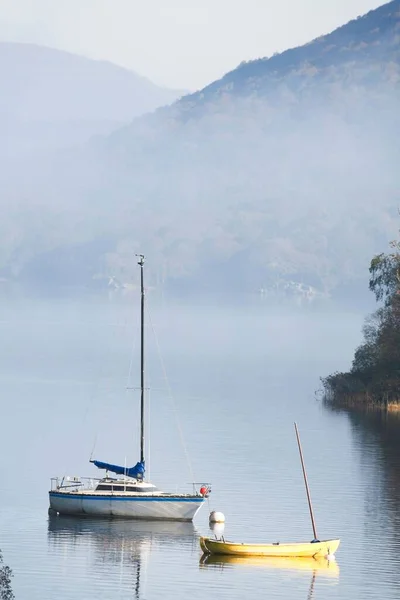 Sonbaharda Sisli Bir Sabahta Coniston Suyu Demir Atmış Yelkenli Gemiler — Stok fotoğraf