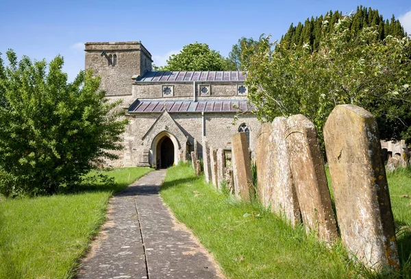 Utvendig Gammel Kirke Med Kirkegård John Døperen Preston Bissett Buckinghamshire – stockfoto
