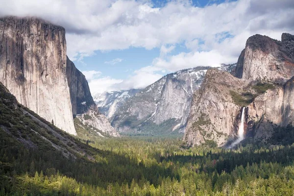Alagútkilátás Híres Kilátás Yosemite Völgyre Capitannal Bridalveil Fallsszal Yosemite Nemzeti Stock Kép