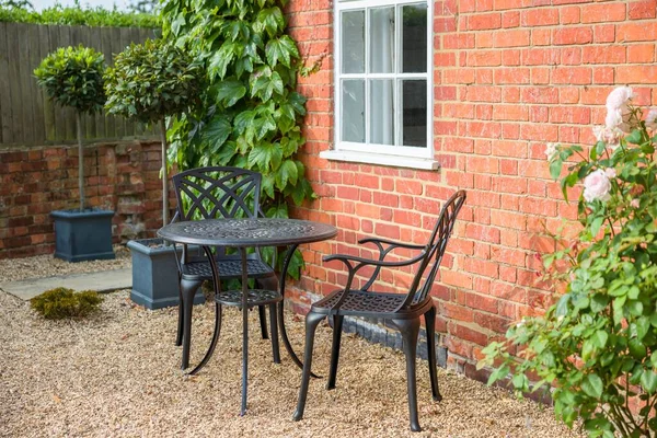 Landscaped Garden Design Bistro Table Chairs Gravel Traditional Garden — 스톡 사진