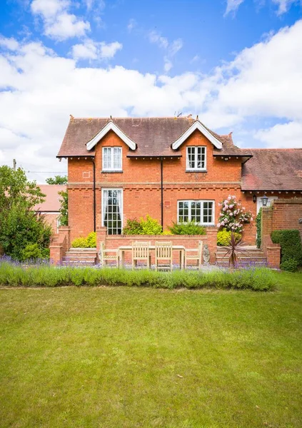 夏季英国的大型乡村住宅和花园 配有草坪和带柚木花园家具的露台 — 图库照片