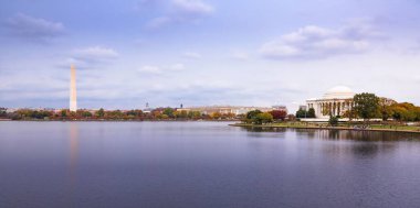 Sonbaharda günbatımında Batı Potomac Parkı 'nın panoramik manzarası, gelgit havzası, Washington Anıtı ve Jefferson Anıtı. Washington, DC, ABD