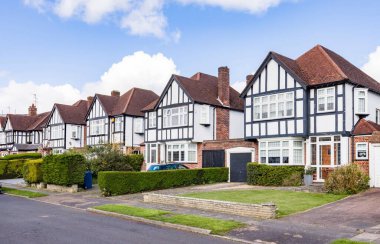 Tudor stili, Hatch End, Harrow, Londra, İngiltere 'de bir banliyö caddesinde müstakil evler.