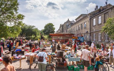 COPENHAGEN, DENMARK - 18 Haziran 2006. Freetown Christiania 'daki yoğun bit pazarı, Kopenhag Danimarka' nın önemli bir turistik merkezi ve kasıtlı bir komün.