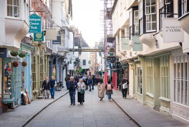 YORK, İngiltere - 18 Nisan 2023. Stonegate, York, İngiltere 'de ünlü tarihi bir sokak ve popüler bir turizm merkezi.