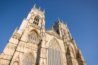York Minster Katedrali 'nin Batı Yakası' nın dışında, açık mavi bir gökyüzü karşısındaydı. York, İngiltere