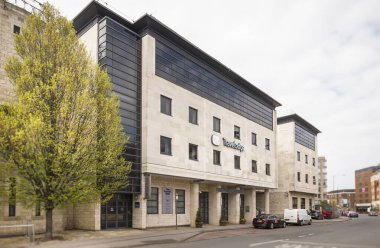 YORK, İngiltere - 17 Nisan 2023. İngiltere, York 'taki Travelodge Otel binasının dışı.