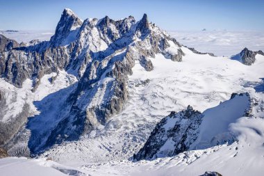 Grandes Jorass 'ın altındaki Mer de Glace buzulu, Mont Blanc Massif. Aiguille du Midi, Chamonix-Mont-Blanc, Fransa 