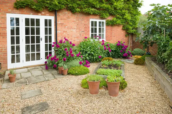 Dom Ogród Wielkiej Brytanii Patio Drzwi Francuskich Domek Lub Podwórko Obraz Stockowy