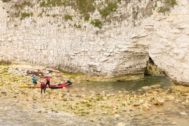 DORSET, İngiltere - 13 Eylül 2023. İnsanlar Jurassic Sahili 'nde kayak yaparken görüyorlar. İhtiyar Harry Rocks, Studland, Dorset, İngiltere