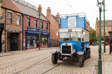 DURHAM, İngiltere - 10 Ekim 2023. 1900 'lerin kasabası eski yolcu otobüsüyle, Durham, İngiltere' deki Beamish Müzesi 'nde yeniden inşa edilmiş.