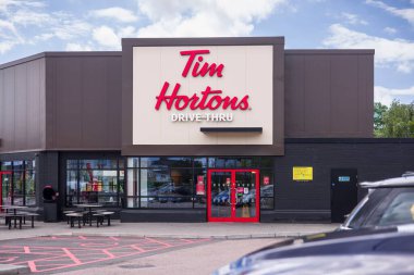 WATFORD, İngiltere - 10 Temmuz 2024. Tim Hortons 'un dışı Londra, İngiltere' deki Thru Kafe ve Lokantası 'nı kullanıyor.