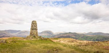 Güney Lakeland, Lake District, Cumbria, İngiltere 'deki Latterbarrow tepesinin zirvesindeki anıt.