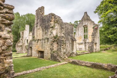 Minster Lovell Konağı. Cotswolds AONB 'daki Windrush Nehri üzerindeki antik kalıntılar.
