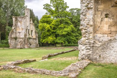 Minster Lovell Konağı. Cotswolds AONB 'daki Windrush Nehri üzerindeki antik kalıntılar.