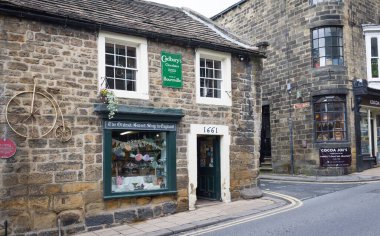 Pateley Köprüsü, İngiltere - 15 Eylül 2024. İngiltere 'nin en eski tatlı dükkanı. Pateley Köprüsü, Nidderdale, Yorkshire Dales, İngiltere 'de eski bir dükkan.