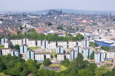 Edinburgh, İskoçya manzarası, Edinburgh Kalesi ve modern gökdelenlerin bulunduğu tarihi şehir silueti ön planda.. 