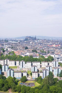 Edinburgh, İskoçya manzarası, Edinburgh Kalesi ve modern gökdelenlerin bulunduğu tarihi şehir silueti ön planda.. 