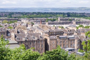 Edinburgh 'daki tarihi binaların manzarası Calton Hill, İngiltere' den klasik taş binalar, çatılar ve yemyeşil alanlarla izleniyor.. 