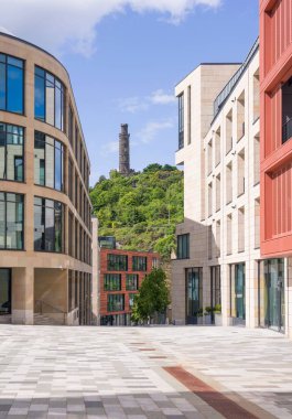 Calton Hill 'deki tarihi Nelson Anıtı manzaralı Edinburgh, İskoçya' daki çağdaş binalar.